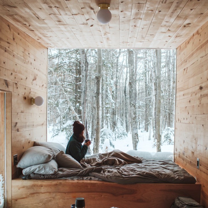 Plafón SENA con bola redonda vidrio opal y acabado latón.1xE14 |Sulion