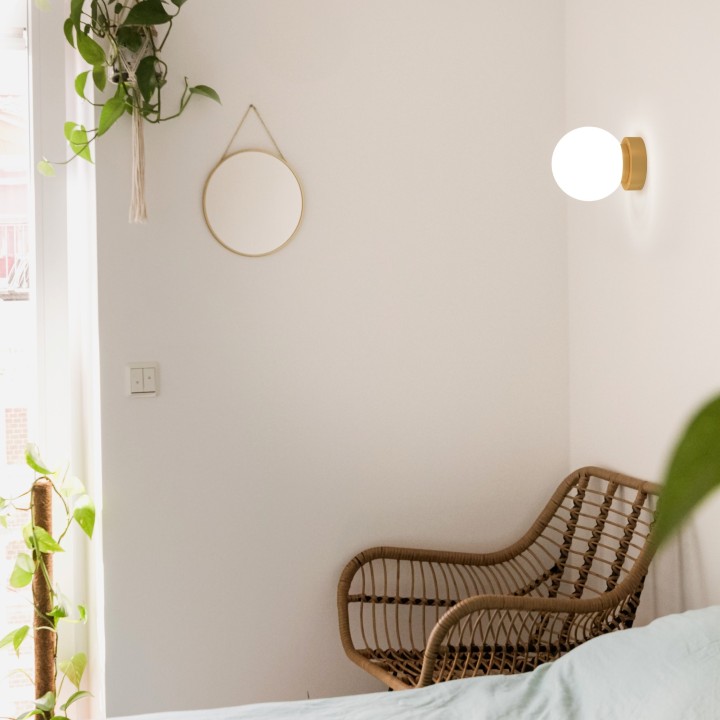 Plafón SENA con bola redonda vidrio opal y acabado latón.1xE14 |Sulion