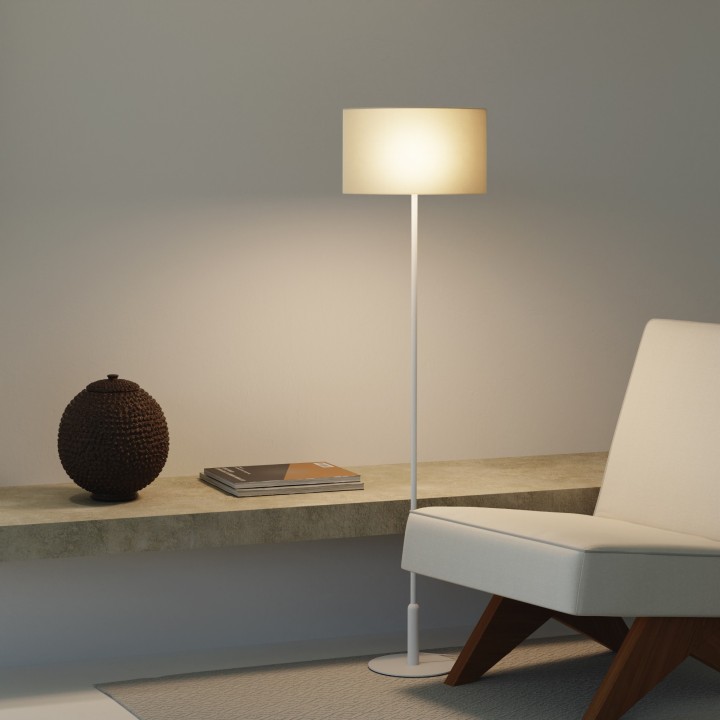 Lámpara de pie BASIC STYLO. Metal blanco arenado y textil natural 25x25x150cm