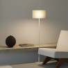 Lámpara de pie BASIC STYLO. Metal blanco arenado y textil natural 25x25x150cm