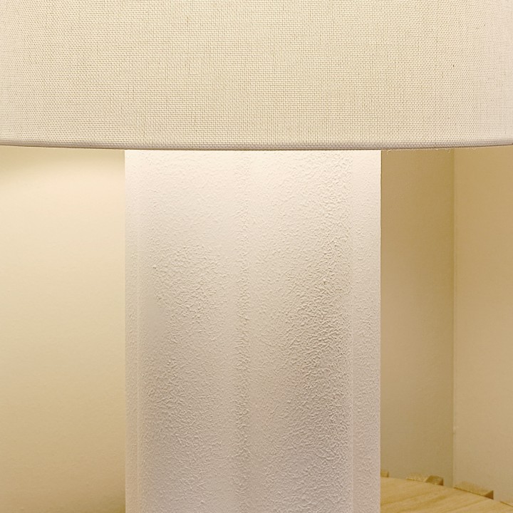 Sobremesa EMMA de yeso blanco con pantalla textil blanca.1xE27 |Sulion