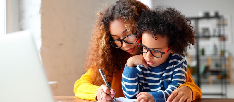 Vuelven las clases, y seguimos con calor y precios de luz desorbitados. Te damos un consejo para no arruinarte.