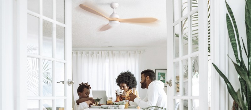 8 beneficios para la salud que te aporta un ventilador de techo.